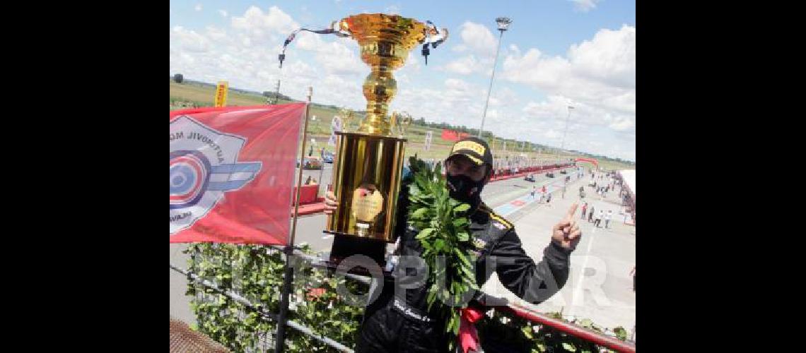 Daniel CrevatÃ­n en el podio y la Copa de la Clase Uno El AutÃ³dromo Hermanos Emiliozzi lo despidiÃ³ con el nÃºmero 1 a nivel nacional 