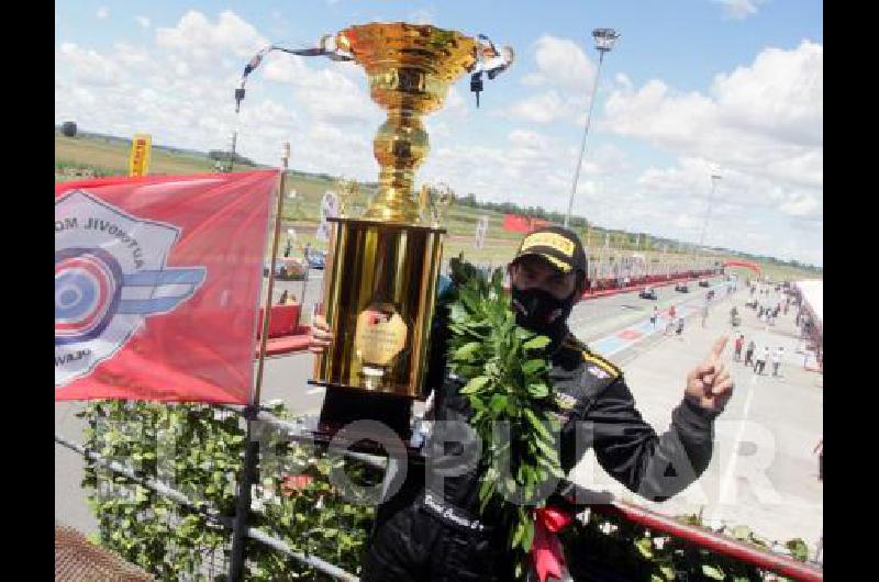 Daniel CrevatÃ­n en el podio y la Copa de la Clase Uno El AutÃ³dromo Hermanos Emiliozzi lo despidiÃ³ con el nÃºmero 1 a nivel nacional 