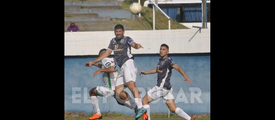 Roberto Tucker ante Bella Vista jugÃ³ ayer el Ãºltimo partido de su carrera 