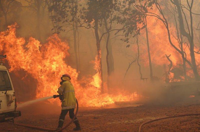 Australia- Un incendio forestal destruyoacute maacutes de 70 casas