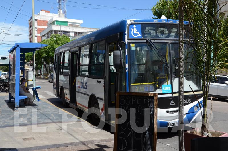 Ampliacutean el horario de transporte de pasajeros