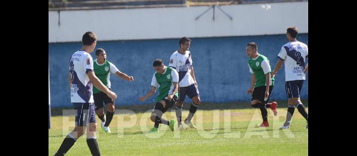 Hinojo festeja su primer gol el que abriÃ³ el juego en el Buglione Martinese 