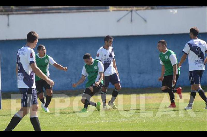 Hinojo festeja su primer gol el que abriÃ³ el juego en el Buglione Martinese 