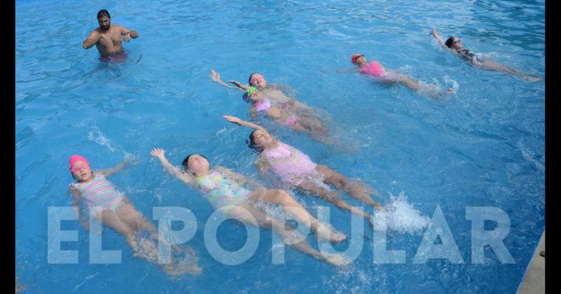  Los niños aprenden a nadar y comparten actividades deportivas