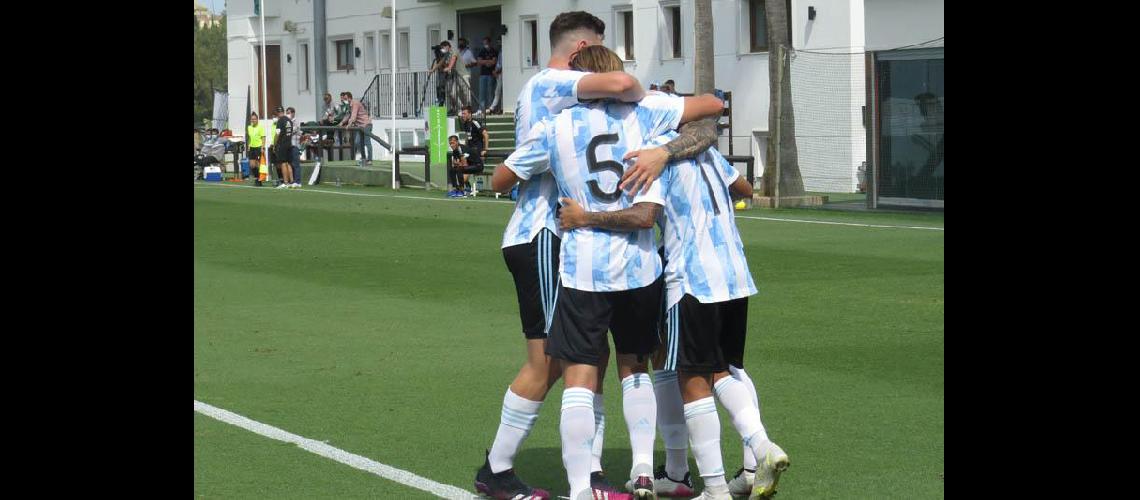 Pedro De la Vega (5) festeja su gol en Marbella @Argentina