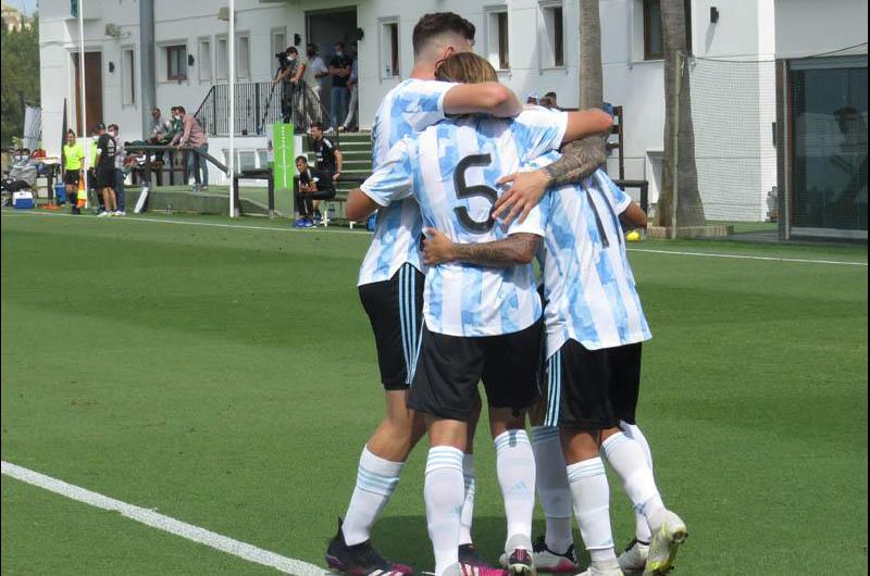 Pedro De la Vega (5) festeja su gol en Marbella @Argentina