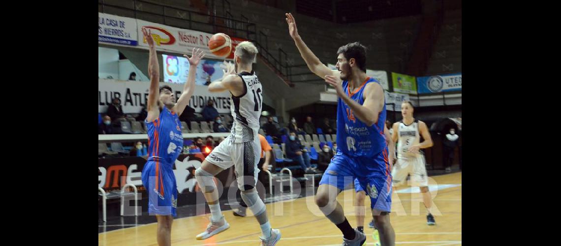 Estudiantes sigue a paso firme