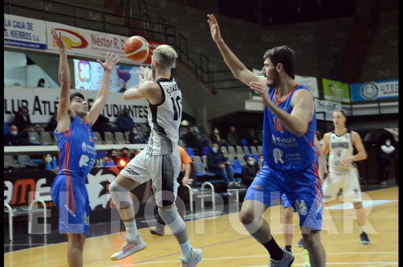 Estudiantes sigue a paso firme