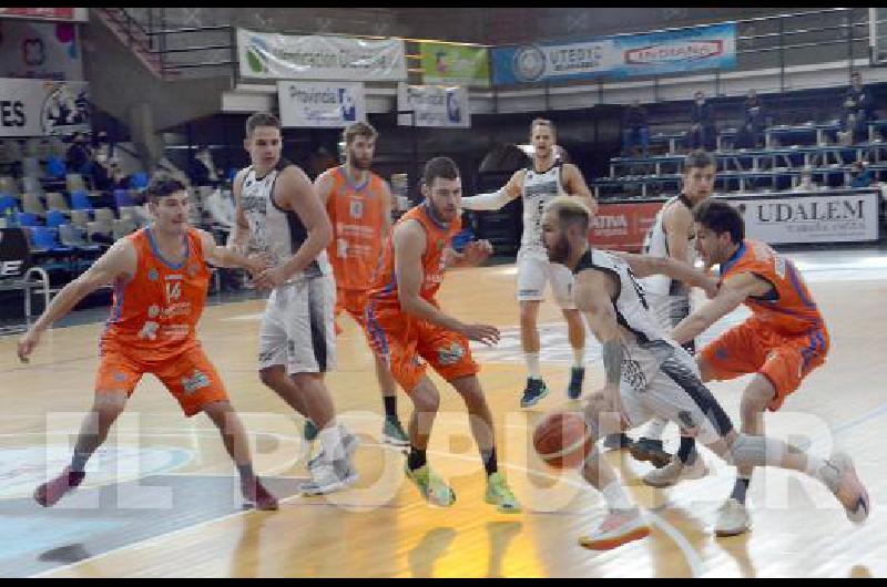 Estudiantes no tuvo un buen partido y cayÃ³ ante Rivadavia de Mendoza en la burbuja del Maxigimnasio del Parque Carlos Guerrero 