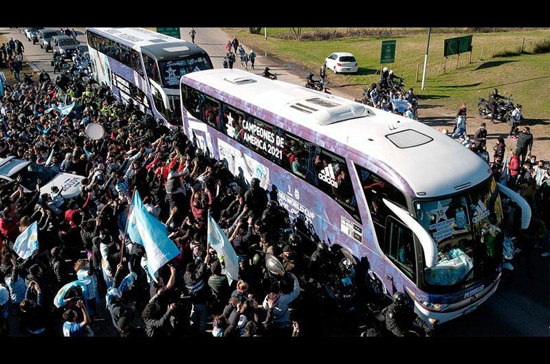 La Seleccioacuten argentina recibe el afecto de los fanaacuteticos