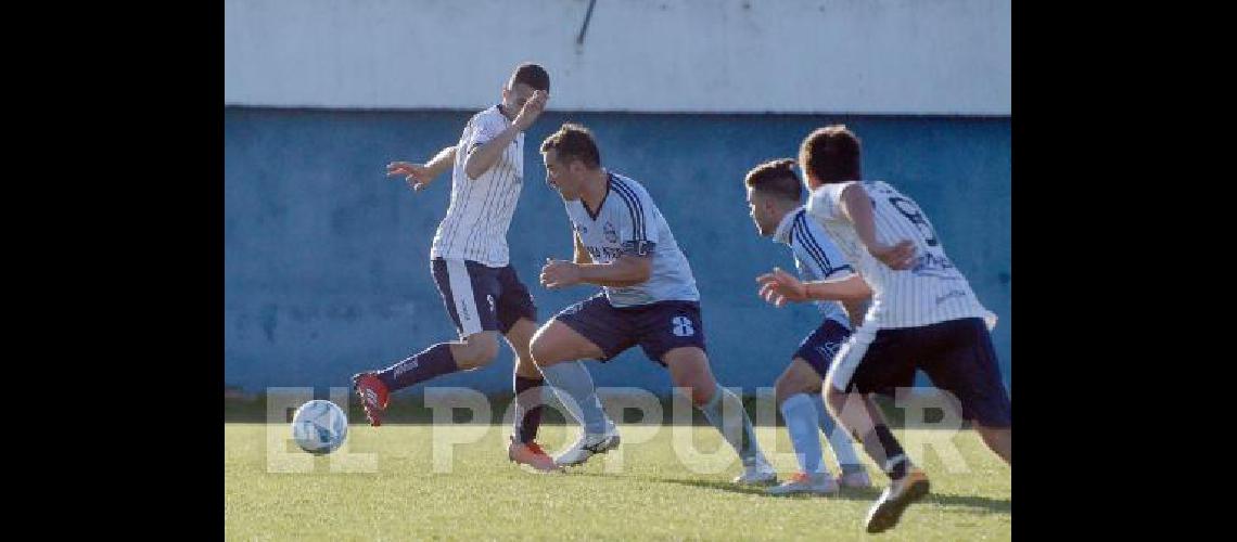 Racing y Loma Negra se enfrentaron ayer en uno de los duelos de la sexta fecha del torneo 