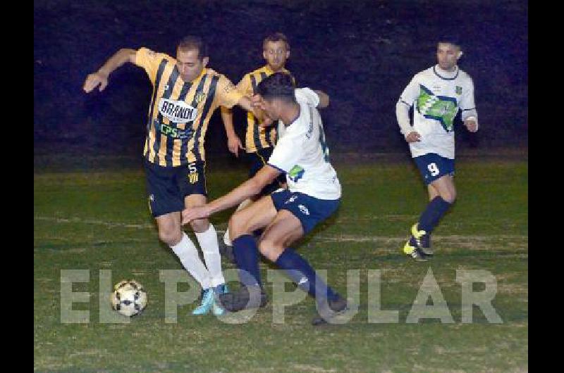 Embajadores tuvo un duro partido ante El Provincial en la cancha de Estudiantes 