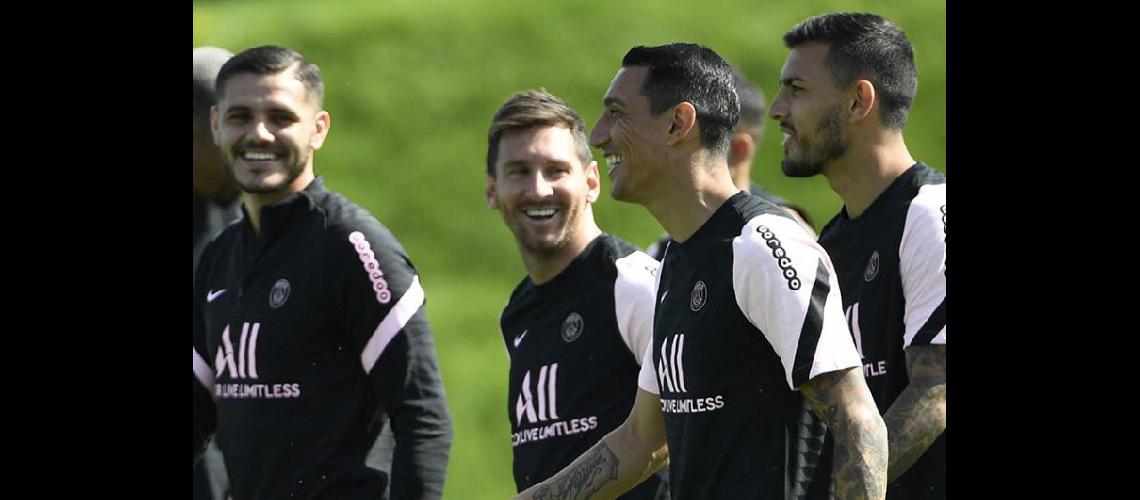 Messi y el plantel del PSG entrenaron ante el puacuteblico en Pariacutes