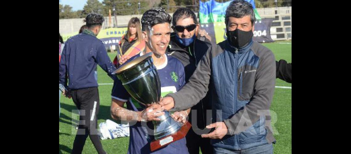 Alejo Di Carlo recibiÃ³ la copa Embajadores es el campeÃ³n del fÃºtbol olavarriense 