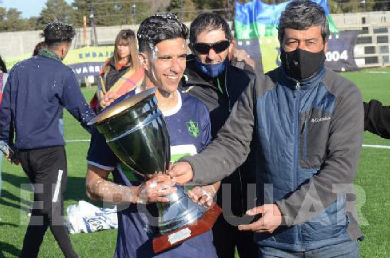 Alejo Di Carlo recibiÃ³ la copa Embajadores es el campeÃ³n del fÃºtbol olavarriense 