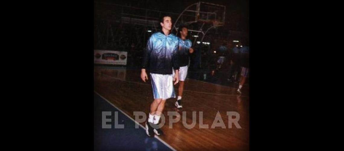 Emanuel GinÃ³bili en el Maxi Gimnasio EnfrentÃ³ al Bata en el debut en la Liga 