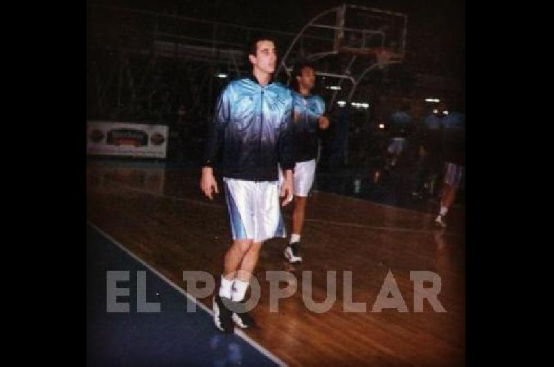 Emanuel GinÃ³bili en el Maxi Gimnasio EnfrentÃ³ al Bata en el debut en la Liga 