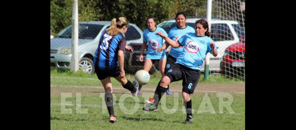 Soledad Pereyra de Blanca Chica remata y Silvina Ruschetti de Loma Negra intenta cubrir el remate 