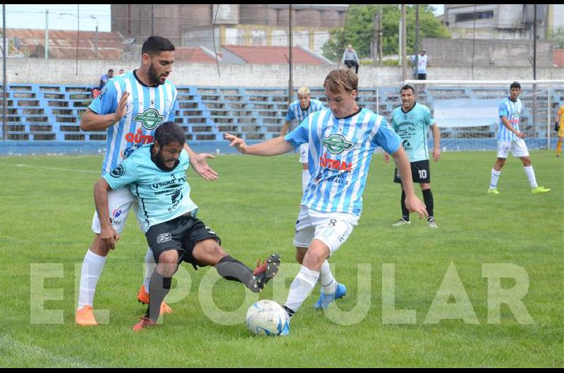 Ferro goleÃ³ 5 a 1 a Municipales y es el puntero del torneo Foto- Claudio MartÃ­nez