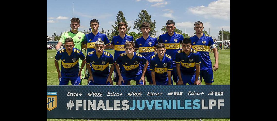 Mateo MendÃ­a titular en Boca- parado segundo desde la izquierda Boca Juniors