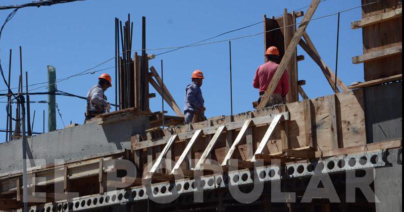 Moreno y Vélez Sarsfield- en esa esquina avanzan a buen ritmo los trabajos de lo que ser� el edificio Los Cedros