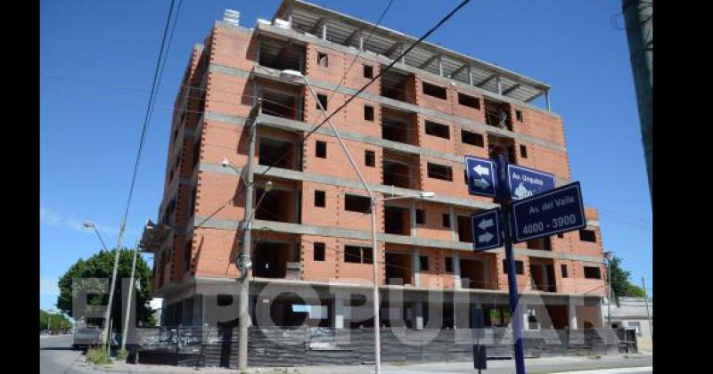 En Urquiza y Del Valle la construcción de otro edificio de importantes dimensiones domina la escena