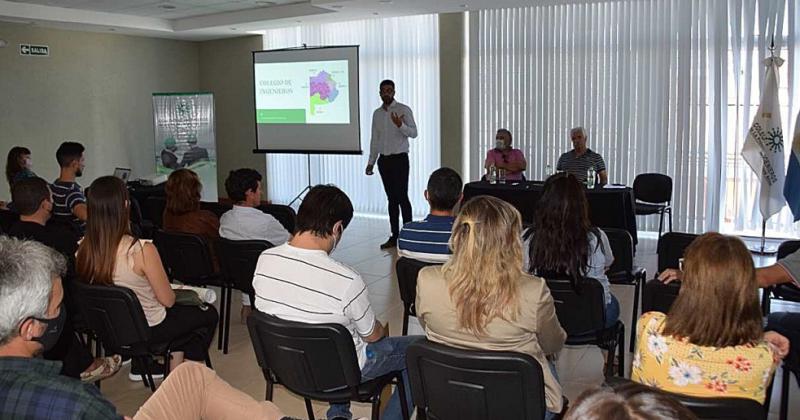 El ingeniero Marcos Cavilla secretario del Distrito brindó una breve charla informativa a los flamantes matriculados