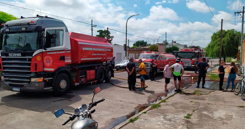 Cuatro dotaciones de bomberos fueron necesarias para apagar el fuego