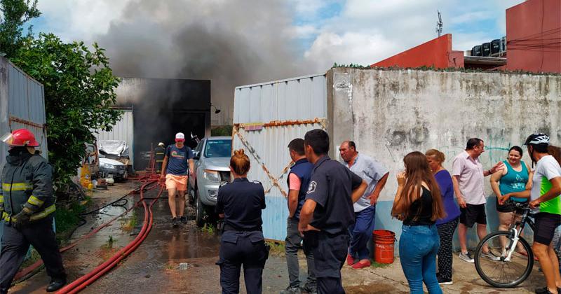 El incendio se propagó a varios vehículos