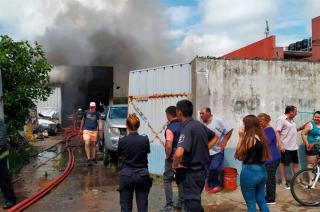 El incendio se propagó a varios vehículos