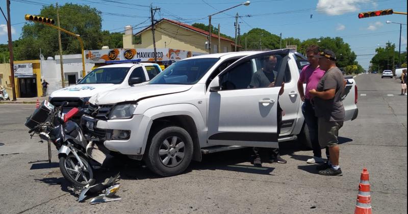 Un motociclista herido tras chocar con una camioneta