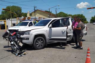 Un motociclista herido tras chocar con una camioneta