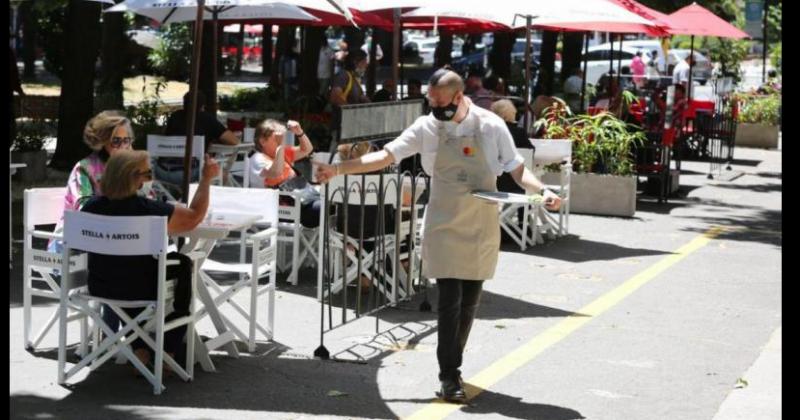 La ola de contagios comienza a golpear a la gastronomía y hotelería