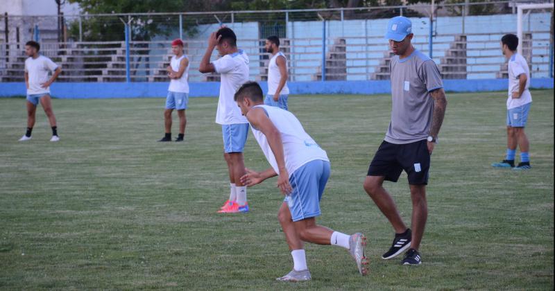 Ramiro Rodríguez Acosta trabaja para volver a jugar en Ferro después de la lesión