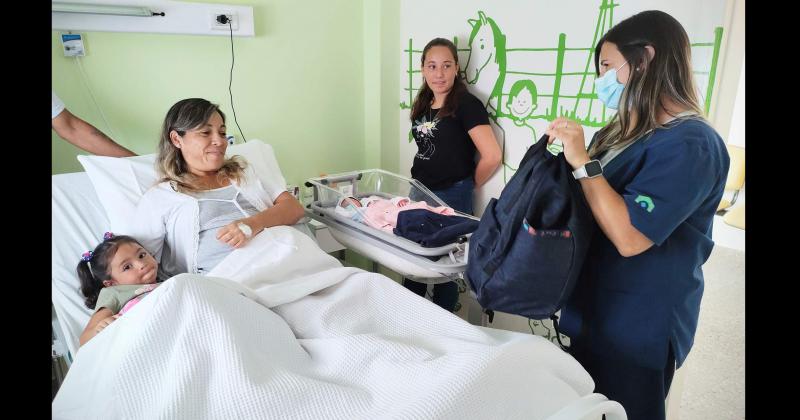 Los niños y sus padres recibieron como regalo un kit Caricias correspondiente a un programa municipal