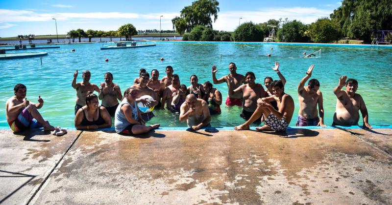 Con actividades de natación y recreativas los chicos se dan cita en el barrio Santa Ana