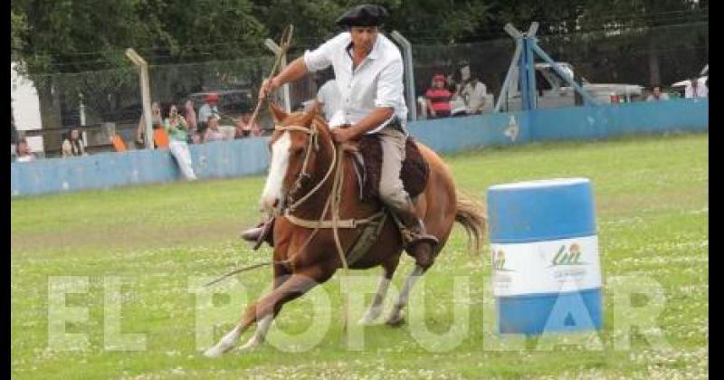 Se lleva a cabo la tradicional jineteada en el Deportivo Barracas