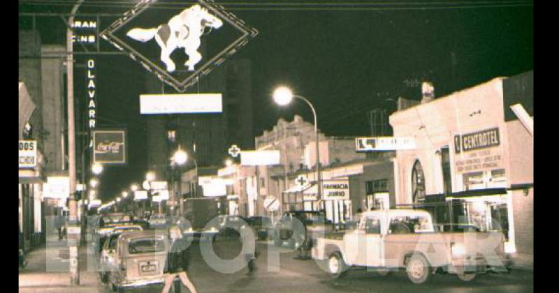 Imagen nocturna de la esquina de las calles Vicente López y Necochea a mediados de la década 1990