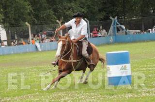 Se lleva a cabo la tradicional jineteada en el Deportivo Barracas