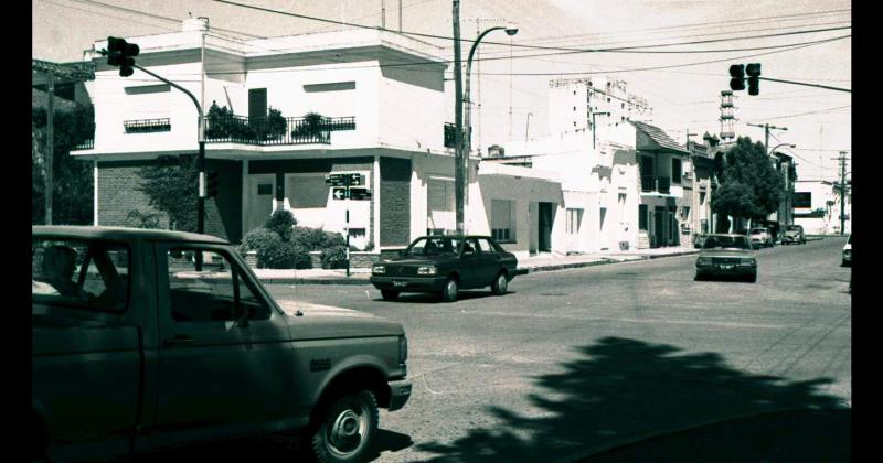 Foto 1 - La esquina de Almirante Brown y Necochea en la década de 1990 en un sector de la ciudad que se destaca por el Parque Mitre y el puente vehicular sobre el arroyo Tapalqué