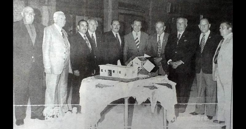 Foto 2 - El 26 de abril de 1976 la Sociedad de Fomento Mariano Moreno celebraba su 25º aniversario con una gran cena y baile En la foto junto a la torta posan fomentistas que habían integrado la institución en diferentes períodos-