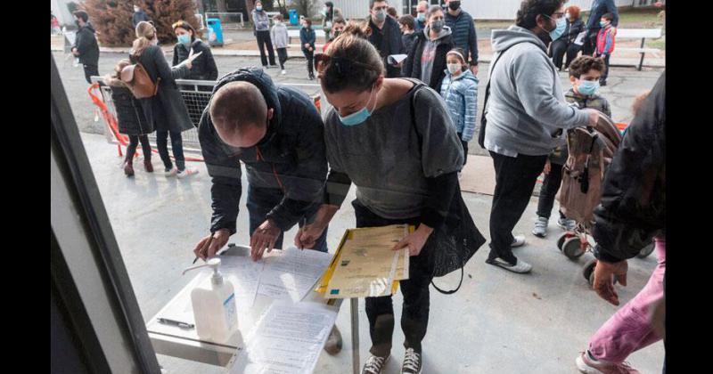 Los chicos reciben su primera dosis contra el Covid-19 en Chipre