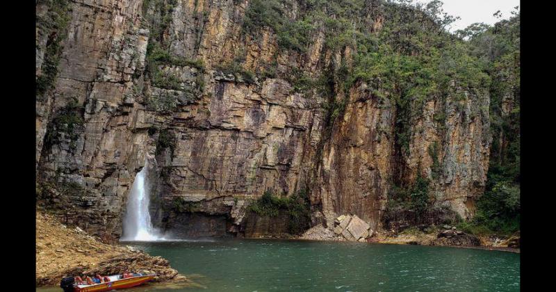 diez personas murieron por el derrumbe del acantilado en Minas Gerais