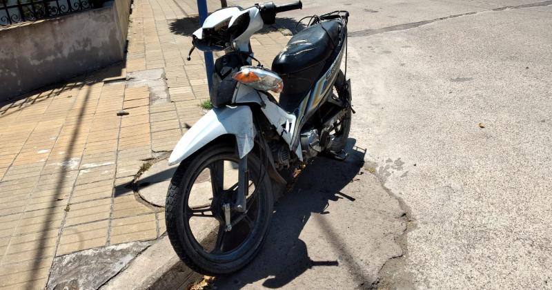 Un motociclista herido tras impactar contra un auto