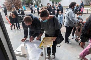 Los chicos reciben su primera dosis contra el Covid-19 en Chipre