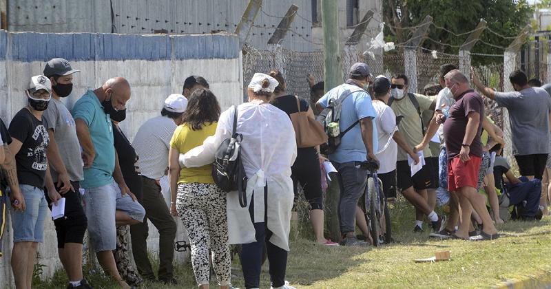 Cuadras de cola en los testeos en el Centro Provincial de El Fortín