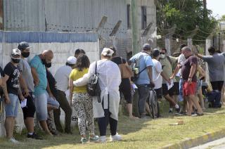 Cuadras de cola en los testeos en el Centro Provincial de El Fortín