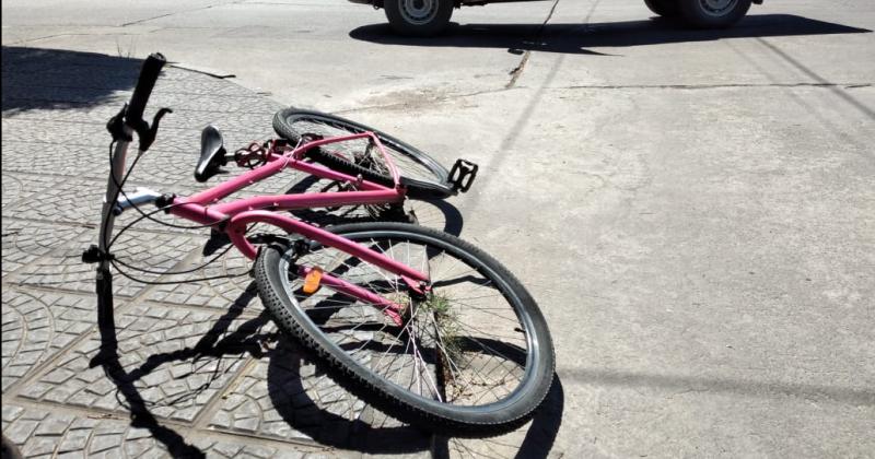 Una ciclista resultoacute herida luego de ser impactada por un auto