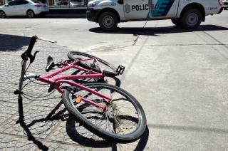 Una ciclista resultoacute herida luego de ser impactada por un auto