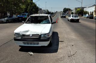 Un ciclista fue hospitalizado tras chocar con un auto